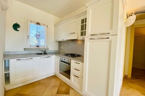 Kühlschrank, Ofen, Herdplatte, Kochgeschirr/Geschirr/Besteck