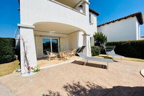 Outdoor dining - Villetta Conchiglia with swimming pool. (Case Peschiera-lu Fraili)