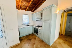 Frigorifero, forno, piano cottura, pentole/stoviglie/utensili
