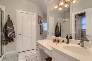 Combined shower/tub, hair dryer, towels, soap - Private Retreat in Wimberley with High Speed WIFI (Wimberley)