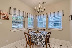 Dining - Private Retreat in Wimberley with High Speed WIFI (Wimberley)