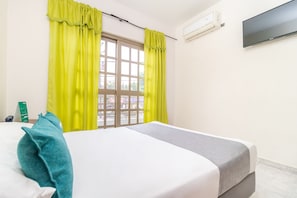 Hypo-allergenic bedding, free WiFi, bed sheets