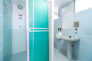 Standard-Vierbettzimmer | Badezimmer | Dusche, Designer-Toilettenartikel, Handtücher, Seife