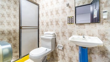 Habitación triple estándar | Baño | Regadera, amenidades de baño de diseñador, toallas, jabón