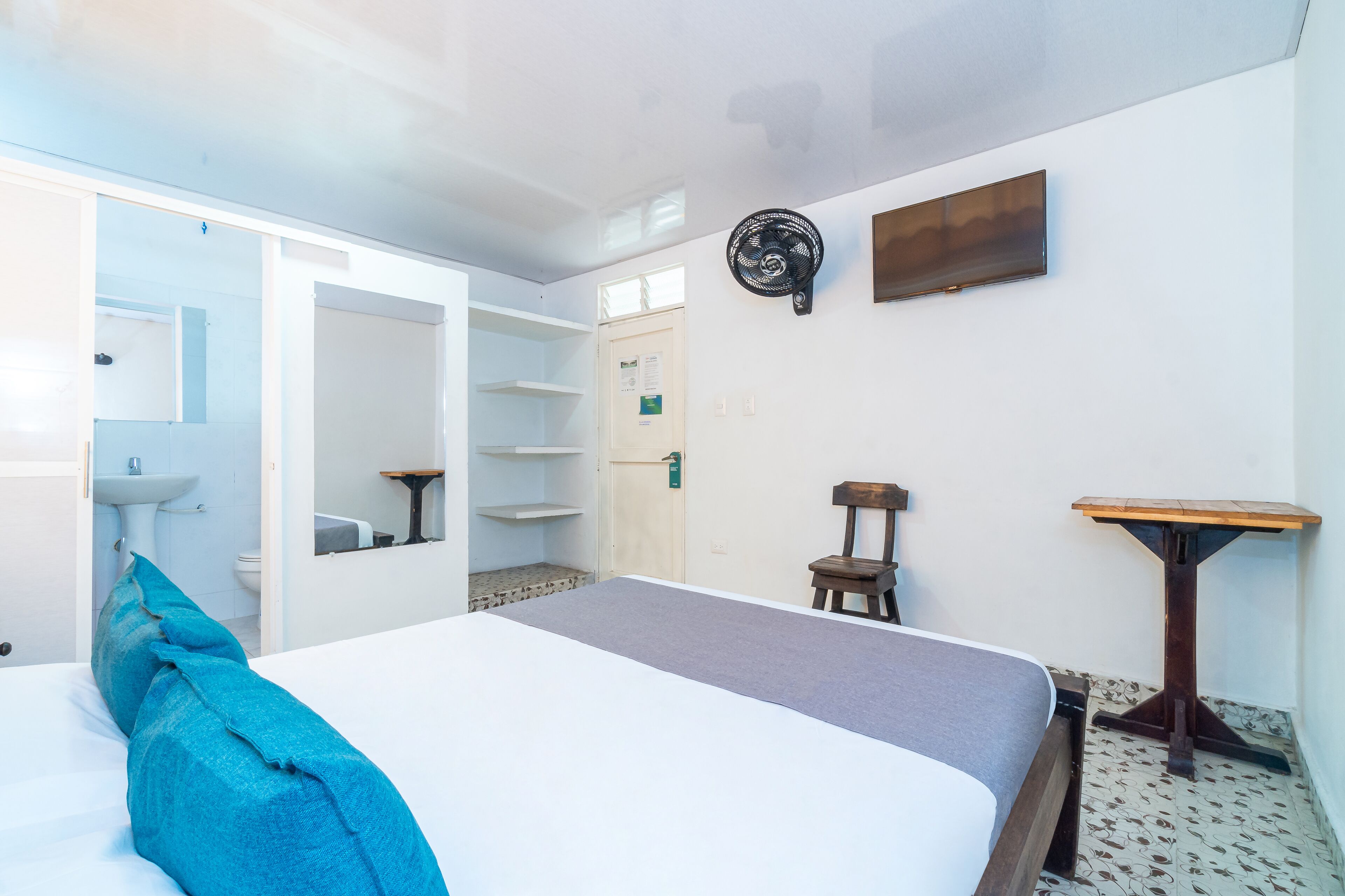 标准双人房 | 防过敏的被褥、办公桌、免费 WiFi、床单