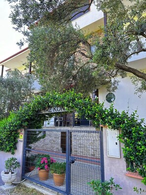 Front of property - Beyaz Konak Gure (Edremit)