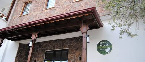 Vista frontal de la propiedad