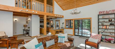 Televisión de pantalla plana, chimenea, libros, oficina