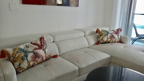 Smart TV - DIVINE APARTMENT 2 BR/BTH IN SIAN (Hollywood)