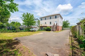 Exterior - Gorgeous Waterfront 2 Bedroom 1 Bath Modern Home. (New Haven)