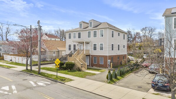 Exterior - Gorgeous Waterfront 2 Bedroom 1 Bath Modern Home. (New Haven)