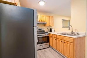 Fridge, microwave, oven, coffee/tea maker - Gorgeous Waterfront 2 Bedroom 1 Bath Modern Home. (New Haven)