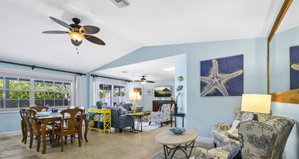 Clean Home Large Heated-Pool - 3/2 +Ofc/den - 3 Miles to Beach "Jupiter Escape"