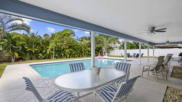 Alberca al aire libre y alberca climatizada