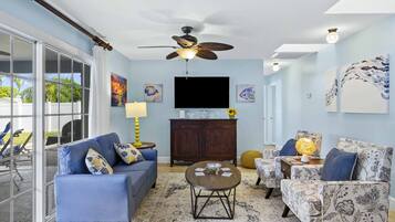 Smart TV, libros y oficina