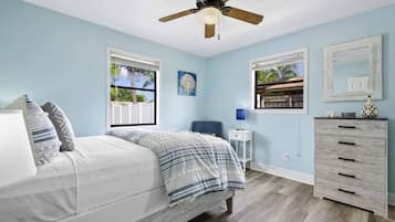 3 habitaciones, escritorio y tabla de planchar con plancha