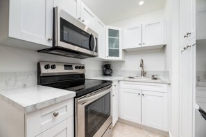 Køleskab, mikrobølgeovn, ovn, kogeplade