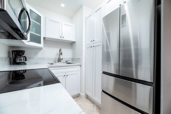 Frigorifero, microonde, forno, piano cottura