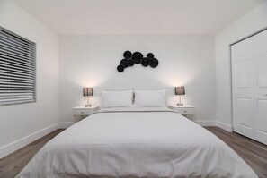 1 habitación, tabla de planchar con plancha, wifi gratis y ropa de cama