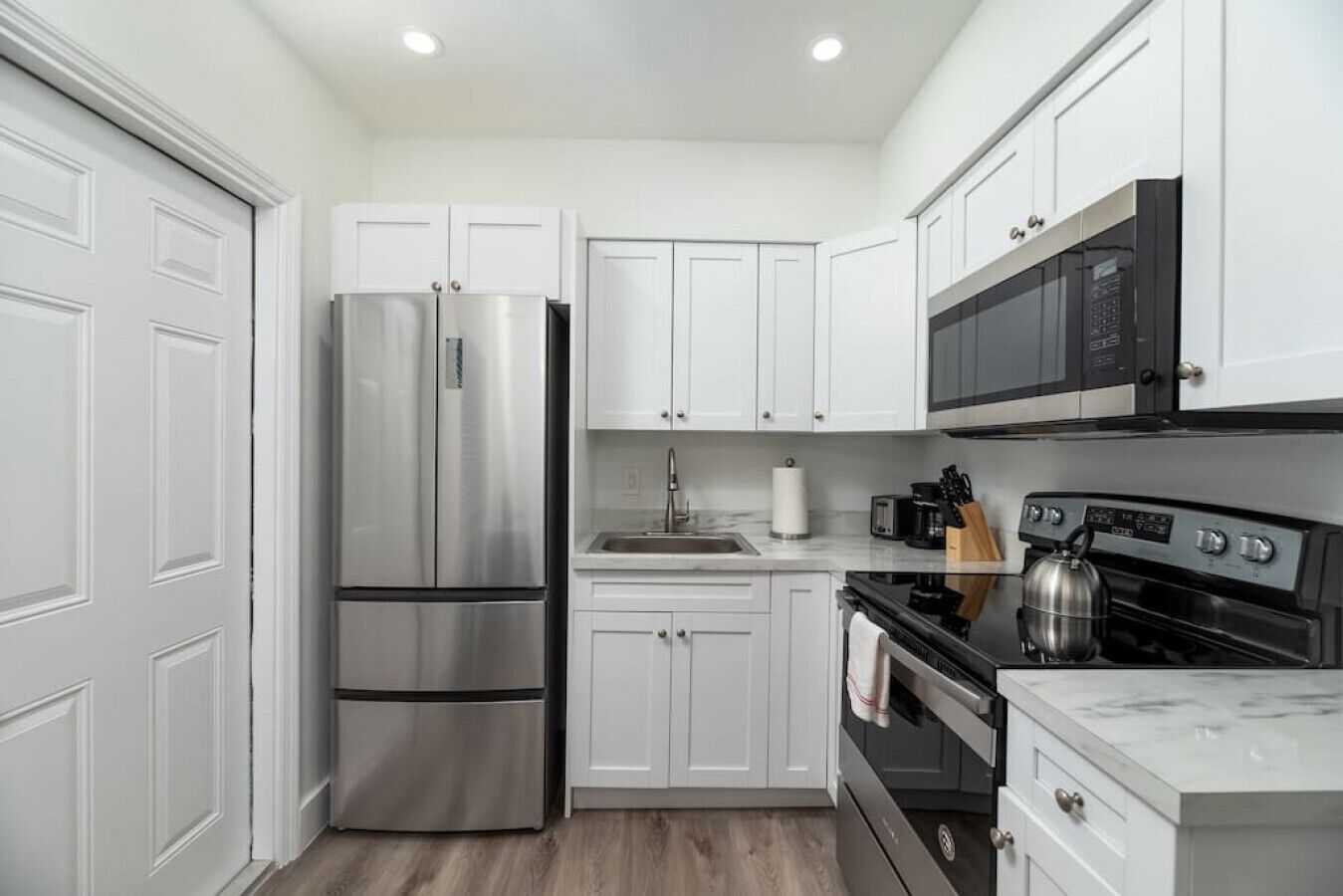 冰箱、微波炉、烤箱、炉灶