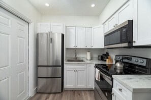 Jääkaappi, mikroaaltouuni, uuni, liesi