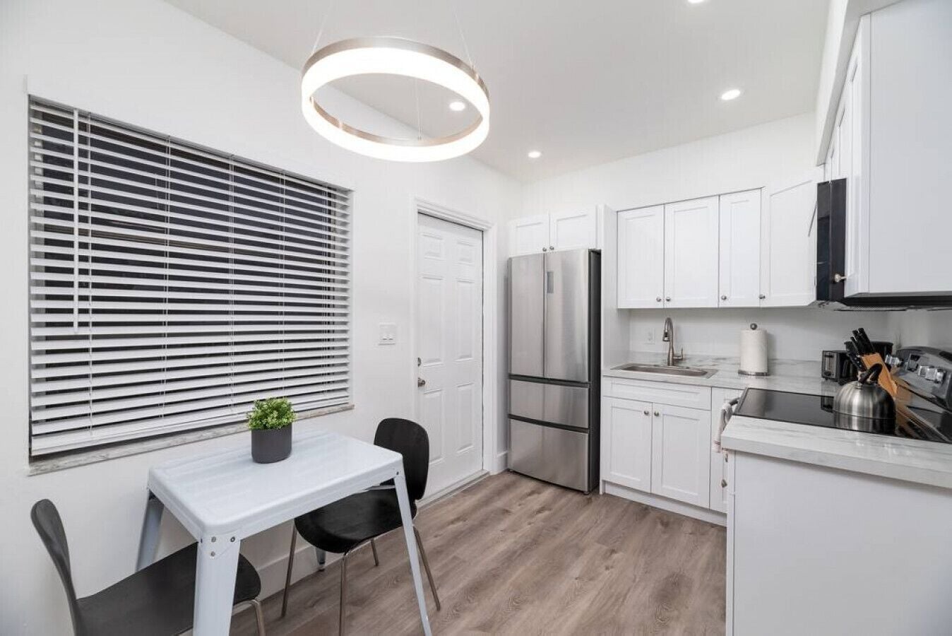 Geladeira, micro-ondas, fogão, cooktop