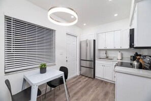 冰箱、微波炉、烤箱、炉灶