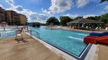 Inomhuspool och utomhuspool