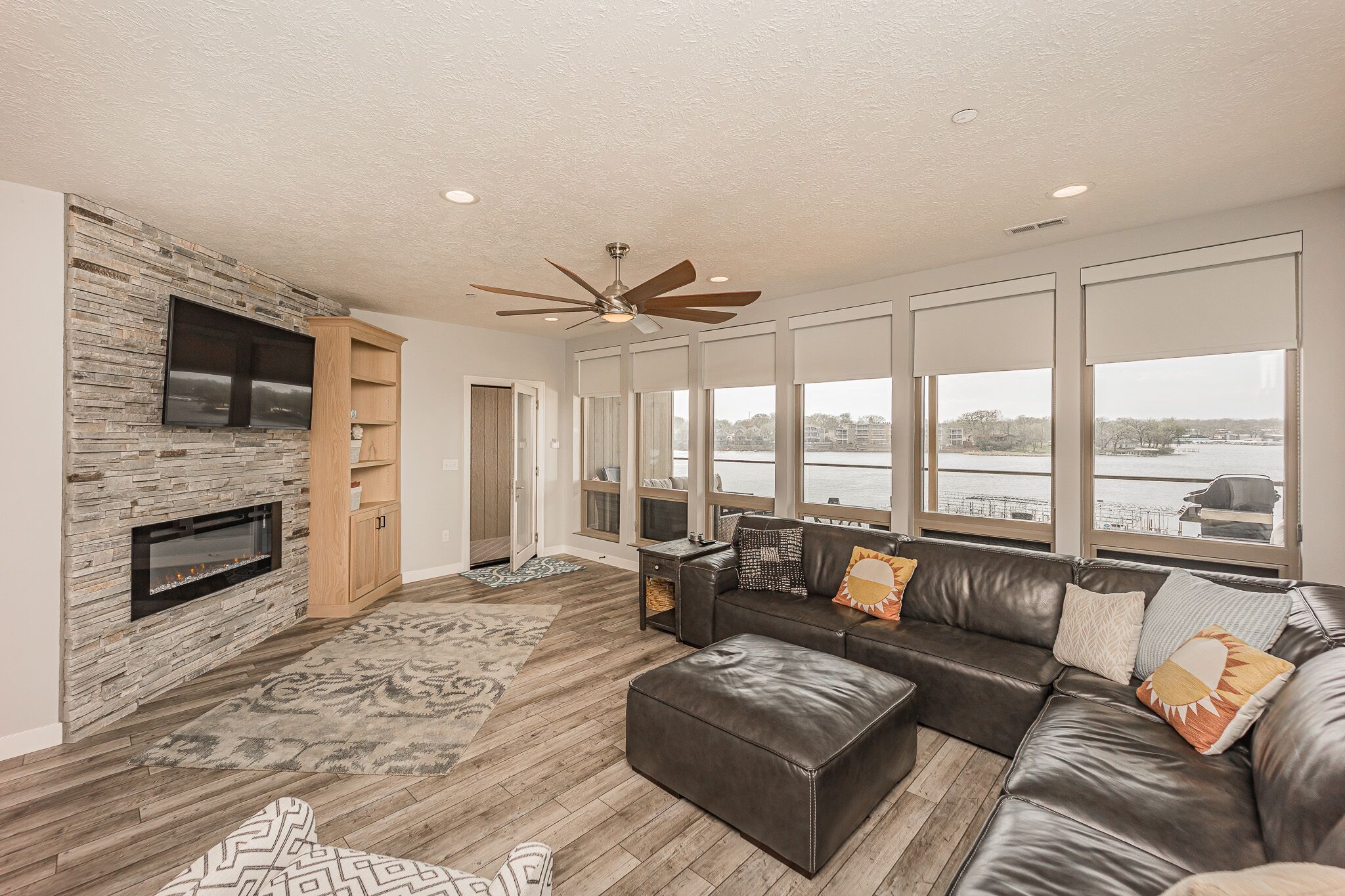 Smart TV, chimenea, consola de videojuegos, servicios de streaming