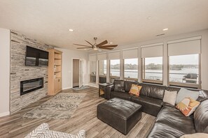 Smart TV, chimenea, consola de videojuegos y servicios de streaming