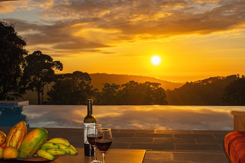 Villa Las Brisas, breezy ocean view with private pool!