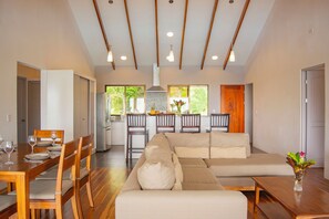 Smart TV, books - Villa Las Brisas, breezy ocean view with private pool! (San Isidro de El General)