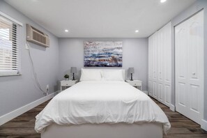 Desk, iron/ironing board, free WiFi, bed sheets - Shell on the Beach #107 (Hollywood)
