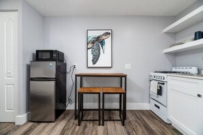 Micro-ondes, four, plaque de cuisson, cafetière/bouilloire