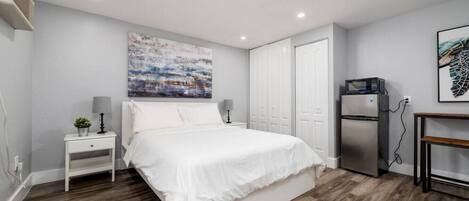 Escritorio, tabla de planchar con plancha, wifi gratis y ropa de cama