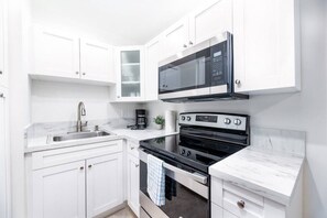 ثلاجة، ميكروويف، فرن، موقد طهي مسطح