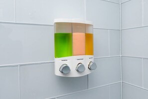 Een haardroger, handdoeken