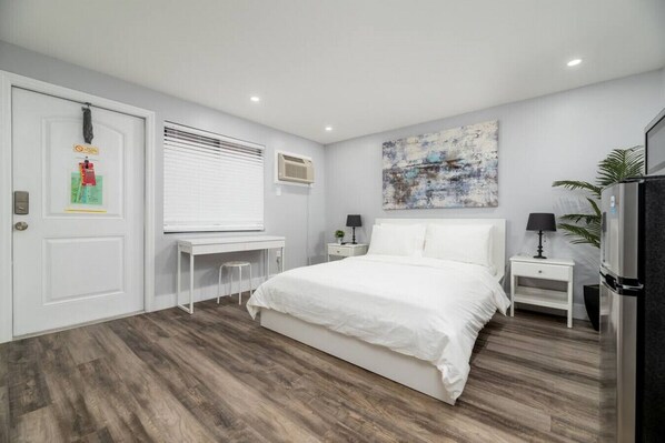 Een bureau, een strijkplank/strijkijzer, gratis wifi, beddengoed