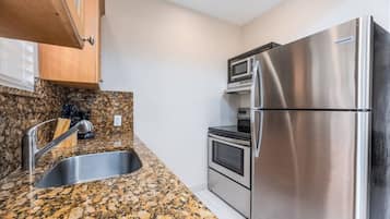 Een koelkast, een magnetron, een oven, een kookplaat