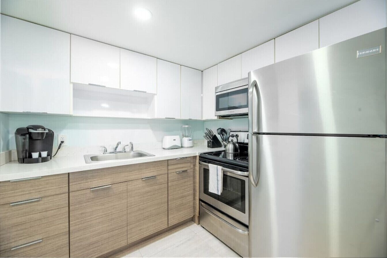 Geladeira, micro-ondas, fogão, cooktop