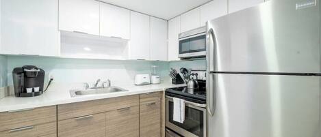 Réfrigérateur, micro-ondes, four, plaque de cuisson