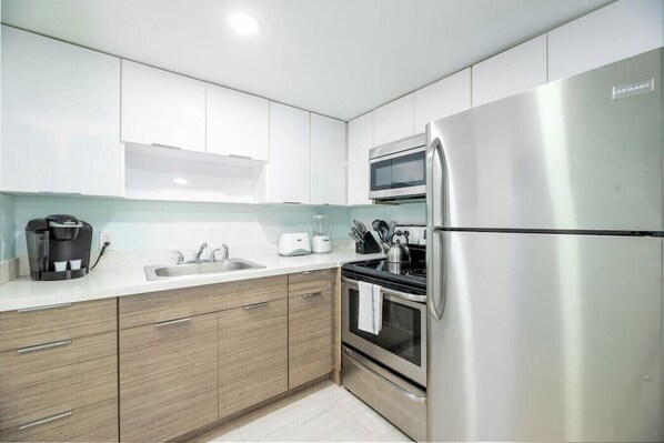 Réfrigérateur, micro-ondes, four, plaque de cuisson