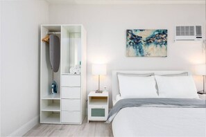 Escritorio, tabla de planchar con plancha, wifi gratis y ropa de cama 