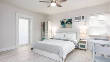 Escritorio, tabla de planchar con plancha, wifi gratis y ropa de cama