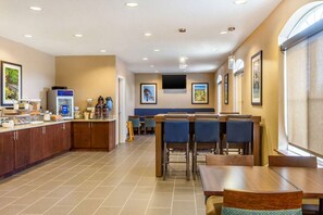 Dining - Comfort Inn (DeKalb)