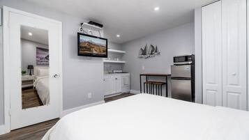 Skrivebord, strykejern/-brett, wi-fi (inkludert) og sengetøy