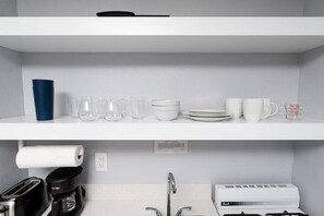 Mikrovågsugn, ugn, spishäll och kaffe- och tebryggare