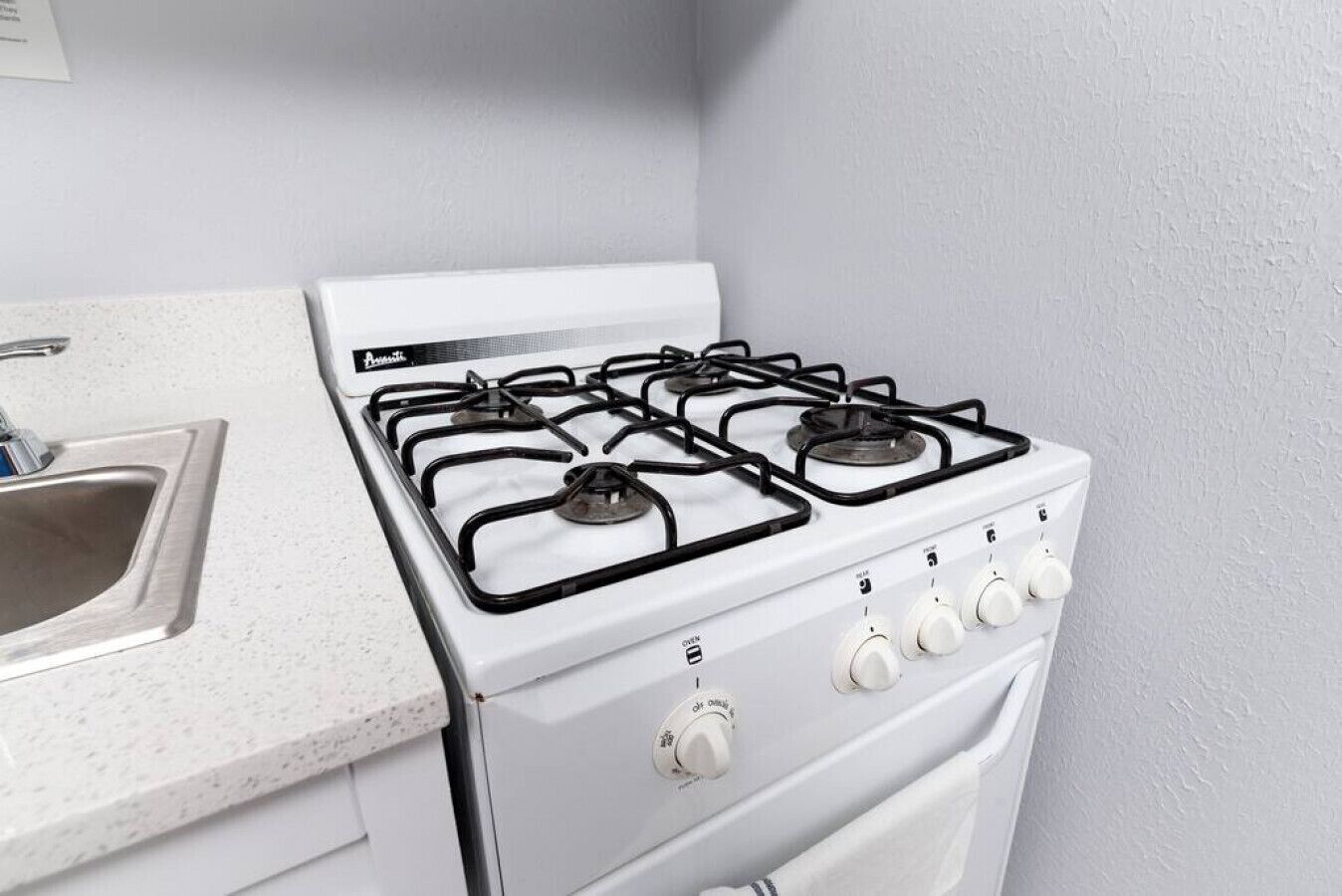 Mikrobølgeovn, ovn, kokeplater og kaffetrakter/tekoker