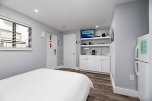 Escritorio, tabla de planchar con plancha, wifi gratis y ropa de cama 