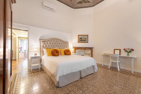 3 slaapkamers, een kluis op de kamer, een bureau